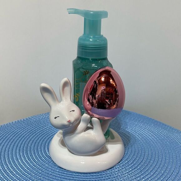 BBW Easter Bunny with Egg Hand Soap Holder and Frozen Lake Hand Soap NWT - Picture 1 of 10